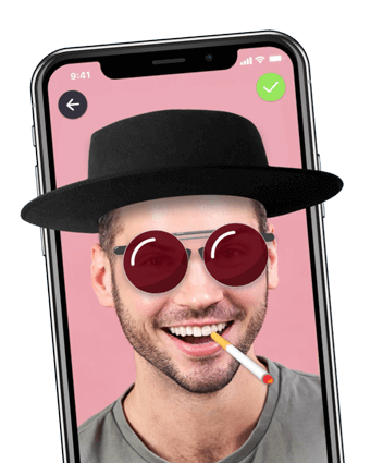 Мужчина с виртуальной шляпой и солнцезащитными очками на экране телефона.