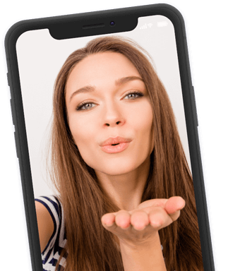 Женщина посылает поцелуй с экрана смартфона